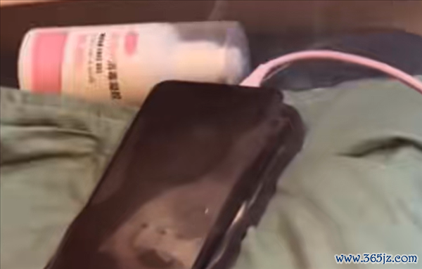 后怕不已!  手机放枕边充电凌晨骤然爆炸：屋内一会儿烟雾缭绕